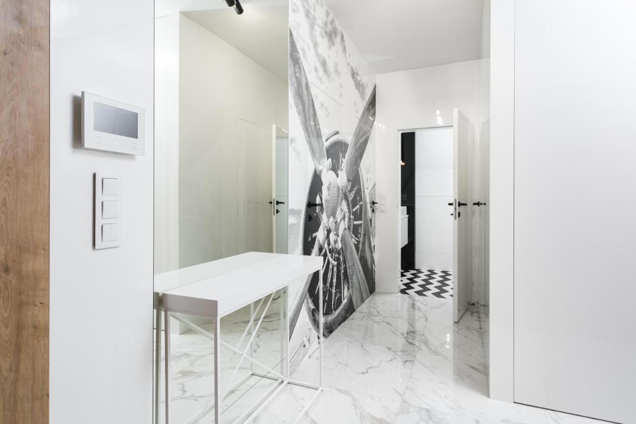 Luxury Apartments Mennica Residence - Golden Apartments - City Center วอร์ซอ ภายนอก รูปภาพ