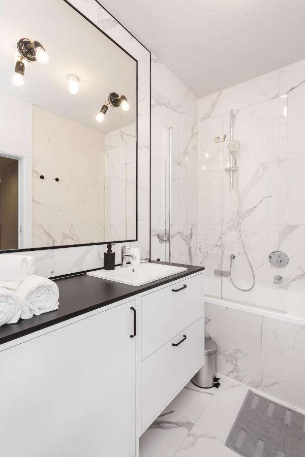 Luxury Apartments Mennica Residence - Golden Apartments - City Center วอร์ซอ ภายนอก รูปภาพ