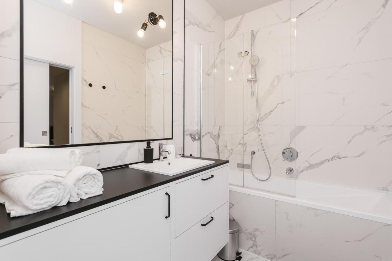 Luxury Apartments Mennica Residence - Golden Apartments - City Center วอร์ซอ ภายนอก รูปภาพ